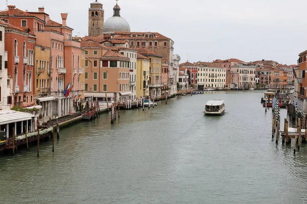 Grande Canal Veneza Com Apenas Vaporetto Sem Pessoas Durante Confinamento — Fotografia de Stock