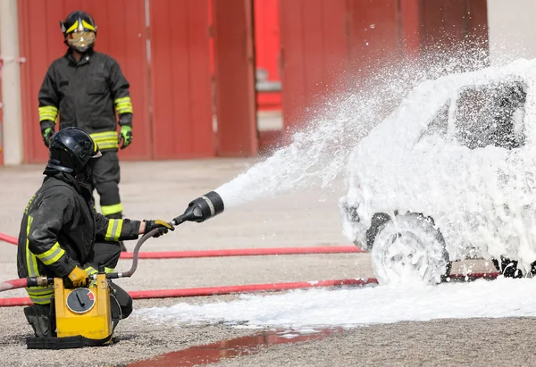 Tűzoltó Habbal Oltja Tüzet Lezuhant Autóban Közlekedési Baleset Után — Stock Fotó
