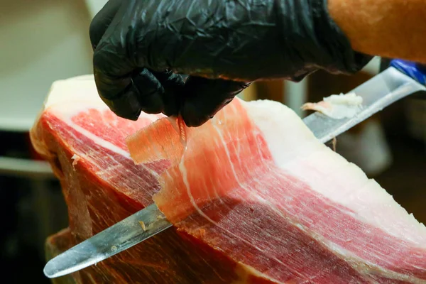 Mes Snijden Een Stuk Rauwe Ham Handschoen Van Slager — Stockfoto
