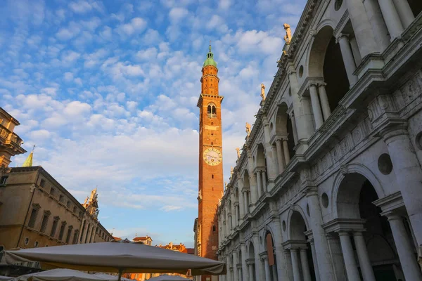 イタリアのビチェンツァ市の時計塔と市場の屋台 — ストック写真