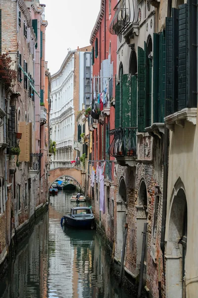 Talya Daki Venedik Adasının Evleri Arasında Gezinilebilir Kanaldaki Teknelerle Bir — Stok fotoğraf