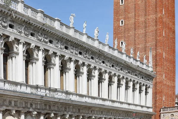 Фасад Исторического Здания Названием Biblioteca Marciana Венеции Италии Колокольня Святого — стоковое фото