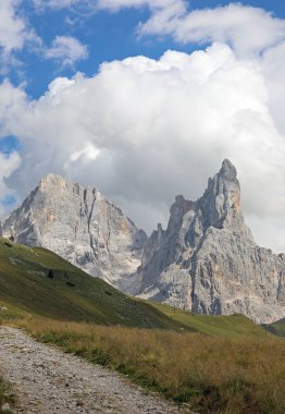 Kuzey İtalya 'daki Pale di San Martino adlı Dolomitlerin dağ grubundaki İtalyan Alplerinin panoraması.