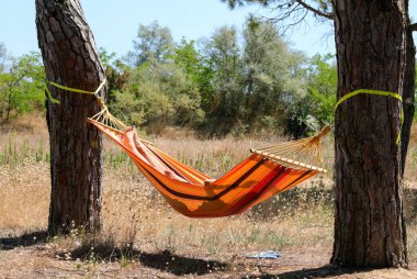 Kız yazın hamakta dinleniyor Yazın tatil köyünde