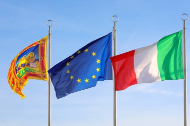 Vicenza, VI, İtalya - 6 Kasım 2022: İtalya ve Veneto Bölgesi bayrakları sallanıyor
