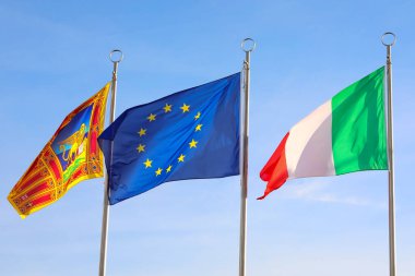 Vicenza, VI, İtalya - 6 Kasım 2022: İtalya ve Veneto Bölgesi bayrakları sallanıyor