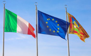 Vicenza, VI, İtalya - 6 Kasım 2022: İtalya ve Veneto Bölgesi bayrakları sallanıyor