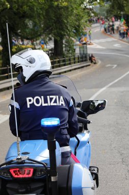 Vicenza, VI, İtalya - 9 Ekim 2022: motosikletli polis ve metin POLİZIA İtalyanca POLICE anlamına geliyor
