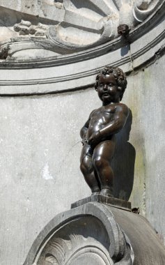 Brüksel, B, Belçika - 18 Ağustos 2022: Manneken Pi işeyen çocuğun heykeliyle doludur