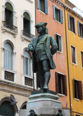 Carlo Goldoni 'nin heykeli Venedik Cumhuriyeti' nden bir İtalyan oyun yazarı ve söz yazarı.