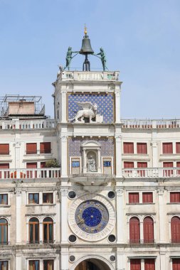 İtalya 'da, Venedik' te İtalya 'da kilit altında tutulan insanlar olmadan Venedik' te Mori di Venezia adlı heykelleri olan antik astronomik saat kulesi.