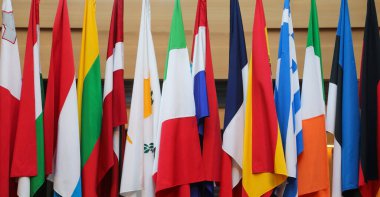 Uluslararası Toplantı sırasında pek çok ülke bayrağı