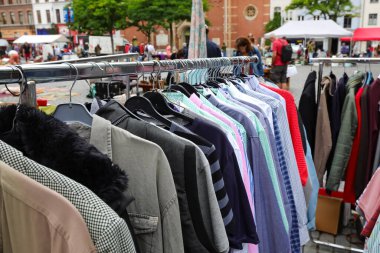 Birçok kullanılmış eski elbise açık bit pazarında satılıktır.