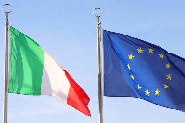 İtalya ve Avrupa Birliği 'nin iki büyük bayrağı sallanıyor.