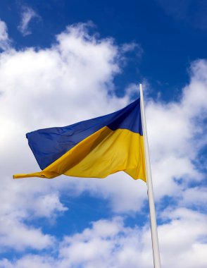 Ukrayna 'nın sarı ve mavi bayrağı ve arkaplanda beyaz bulutlar