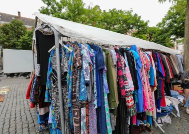 Birçok kullanılmış eski elbise açık bit pazarında satılıktır.