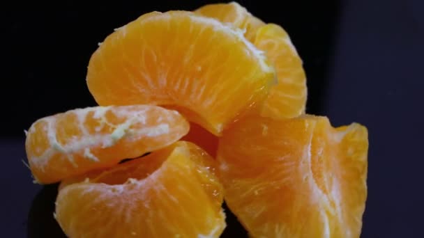 Portocaliu Suculent Clementine Pene Filare Fundal Negru — Videoclip de stoc