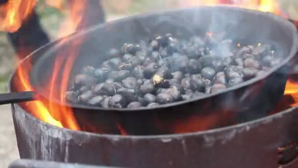 Pot Many Roasted Chestnuts Cooked High Fire Vídeo De Bancos De Imagens