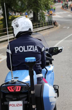 Vicenza, VI, İtalya - 9 Ekim 2022: Motosikletli polis memuru POLIZIA metniyle İtalyanca POLICE anlamına geliyor.