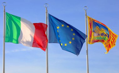 Vicenza, VI, İtalya - 6 Kasım 2022: İtalya ve Veneto Bölgesi bayrakları sallanıyor