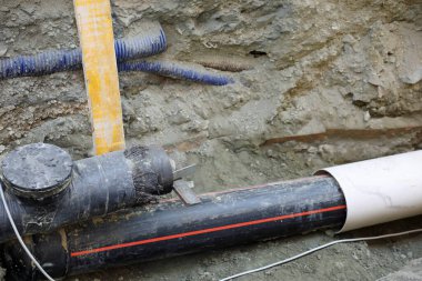 Road works for the laying of the cable duct and the pipe on a sand bed without people