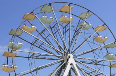 Great panoramic wheel in the amusement lunapark without people during the day