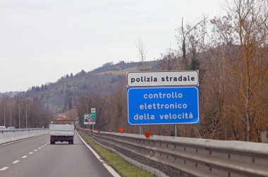 Siena, SI, İtalya - 21 Şubat 2023: İtalya Uyarı Paneli Otoyolda Polis Hız Kontrolü