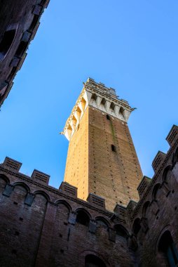 Siena, SI, İtalya - 20 Şubat 2023: Belediye binasının avlusundan ünlü kule