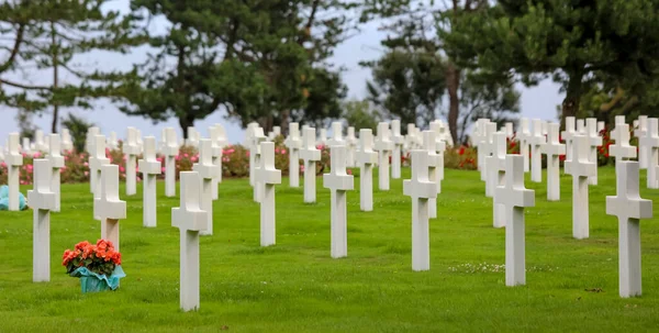 2022年8月21日フランス FraのColleville Sur Mer アメリカ軍墓地と兵士の墓の上の多くの十字架 — ストック写真