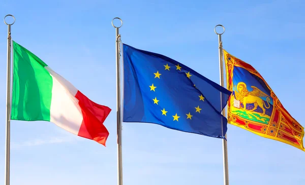 ビチェンツァ イタリア 11月6 2022 イタリアとヨーロッパとヴェネト地方の旗を振って — ストック写真