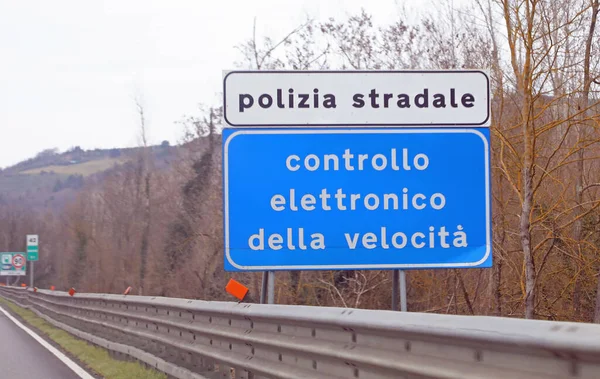 シエナ イタリア 2023年2月21日 高速道路での警察の電子速度制御を意味するイタリア警告パネル — ストック写真