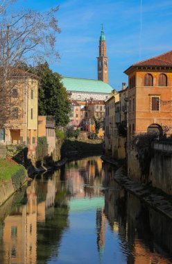 İtalya 'nın Vicenza şehrinde bulunan Bazilica Palladina adlı tarihi eser ve Retrone Nehri' nin suyuna yansıyor