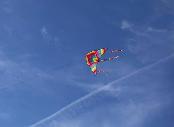 Vlieger Met Regenboog Kleuren Vliegen Gebonden Touw Blauwe Lucht — Stockfoto
