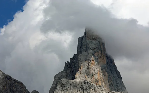 Nubes Que Cubren Cima Montaña Los Dolomitas Llamada Cimon Della —  Fotos de Stock