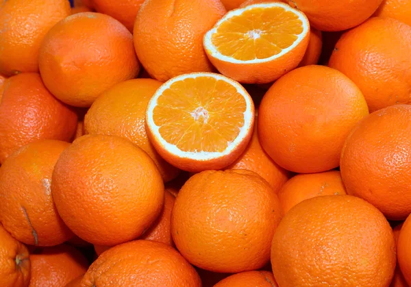 Background Many Ripe Orange Oranges Some Cut Half Sale Greengrocer — Stock Photo, Image