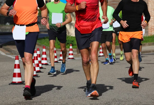 Muitos Corredores Durante Maratona Nas Ruas Cidade Correm Tênis — Fotografia de Stock