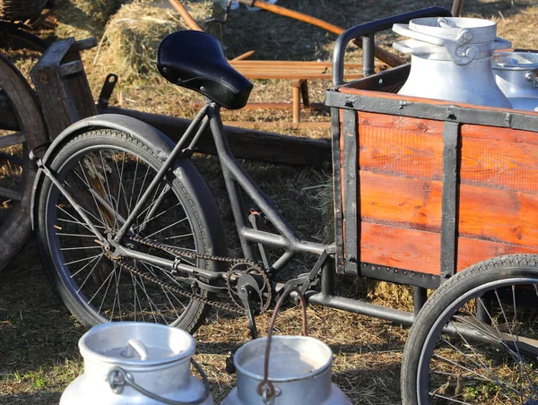Старий Велосипед Який Використовується Молоком Транспортування Молочних Банок Сімей — стокове фото