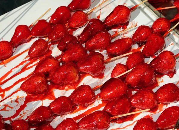 Szaszłyki Dużymi Dojrzałymi Karmelizowanymi Truskawkami Cukrem Wierzchu Sprzedaż Stoisku Słodyczami — Zdjęcie stockowe