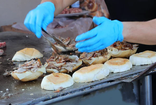 Cozinhe Banca Comida Rua Preparando Sanduíche Grande Recheado Com Carne — Fotografia de Stock