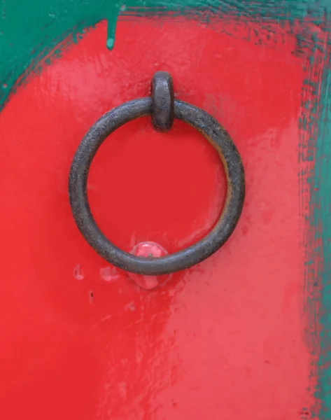 Kırmızı Boyalı Ahşap Kapıdaki Antika Kapı Tokmağı Çemberi — Stok fotoğraf