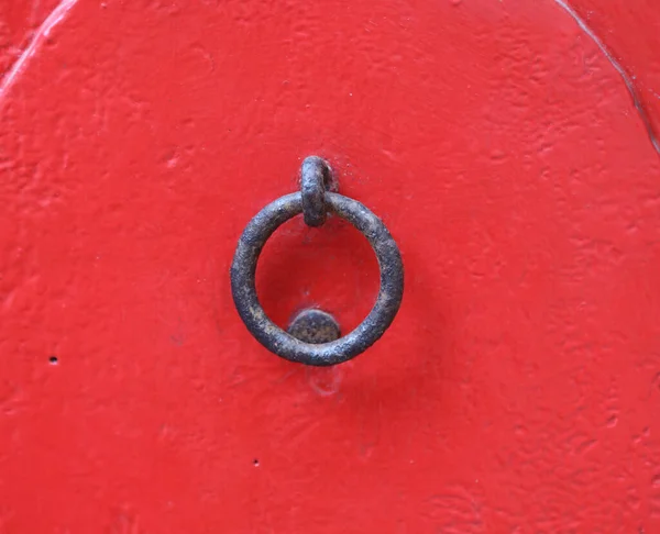 Antiker Türklopfer Kreis Auf Rot Lackierter Holztür — Stockfoto