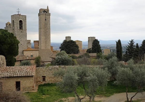 中央イタリアのシエナ近くのサン ジミニニャーノ中世の村の古代の塔 — ストック写真