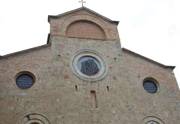 Riflessione Sulla Chiesa Antica Nel Borgo Medievale San Gimignano Vicino — Foto Stock