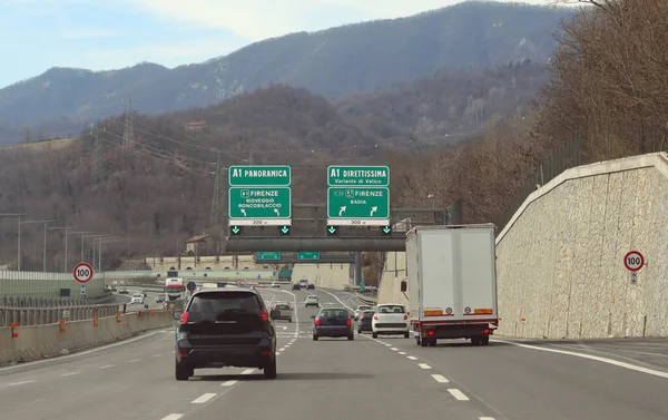 Křižovatka Itálie Autostrada Lokalitami Nedaleko Florencie Některými Motorovými Vozidly — Stock fotografie