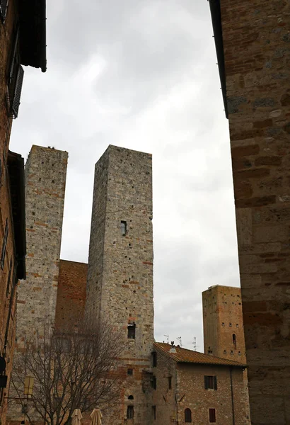 中央イタリアのシエナ近くのサン ジミニニャーノ中世の村の古代の塔 — ストック写真