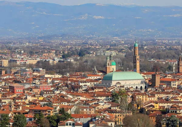 北イタリアのヴィチェンツァ市のパノラマと大聖堂パラディナと呼ばれるランドマーク — ストック写真