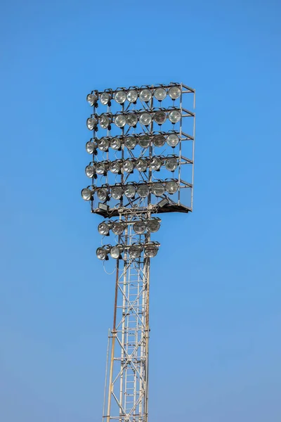 Световая Башня Освещения Спортивных Сооружений Многими Проекторами Мощными Лампами Выключенными — стоковое фото