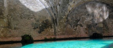 Tuscany, İtalya 'da Siena' da bulunan ünlü FONTEBRANDA çeşmesinde içilebilir su