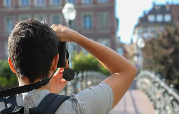 Giovane Fotografo Turistico Con Macchina Fotografica Digitale Durante Viaggio Europa — Foto Stock