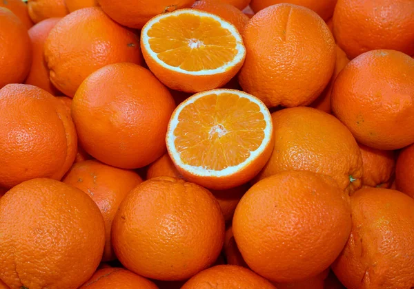 Background Many Ripe Orange Oranges Two Halves Open See Juicy — Stock Photo, Image